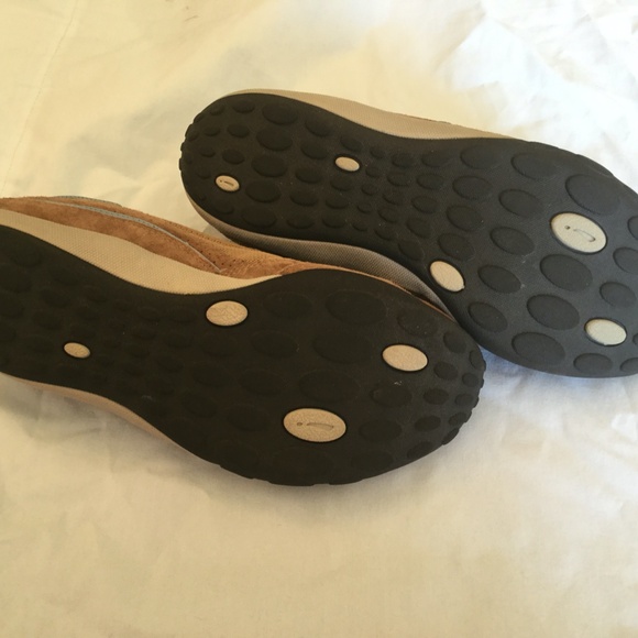 Brown Clark's walking shoes 8.5 - Picture 2 of 3